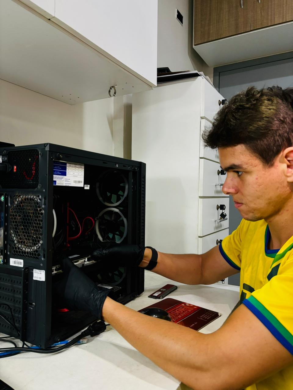 Técnico especializado realizando manutenção em computador gamer